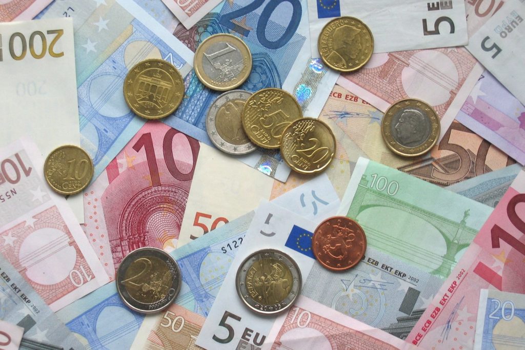 2048px-Euro_coins_and_banknotes-cropped