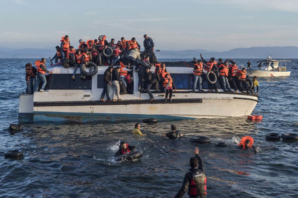 Syrians_and_Iraq_refugees_arrive_at_Skala_Sykamias_Lesvos_Greece_2