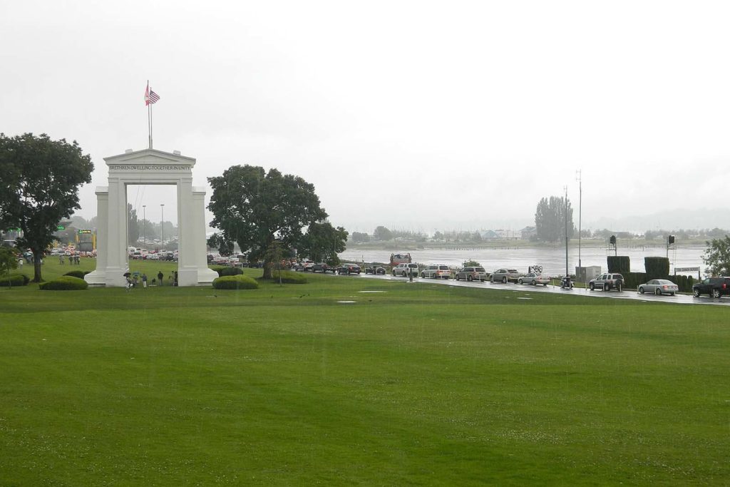 Canada_and_US_Border-Peace_Arch_Park_-_panoramio-cropped