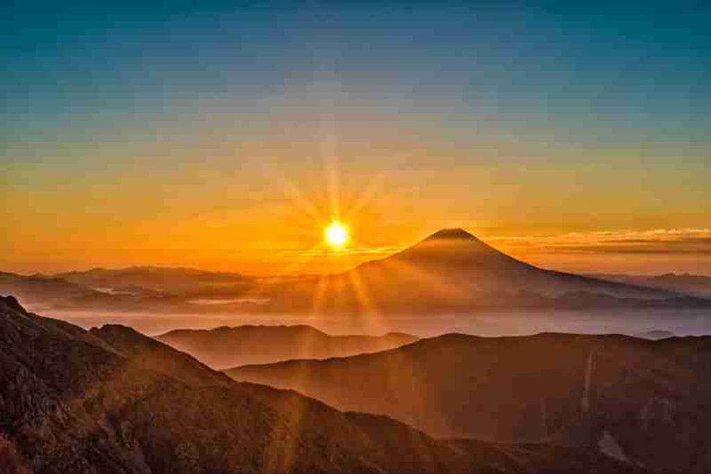 sunrise-over-the-mount-fuji-in-the-mountain-landscape-japan_800-cropped