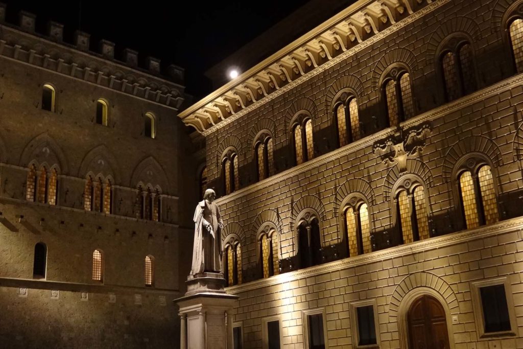 Piazza_at_Night_-_Siena_-_Italy-cropped