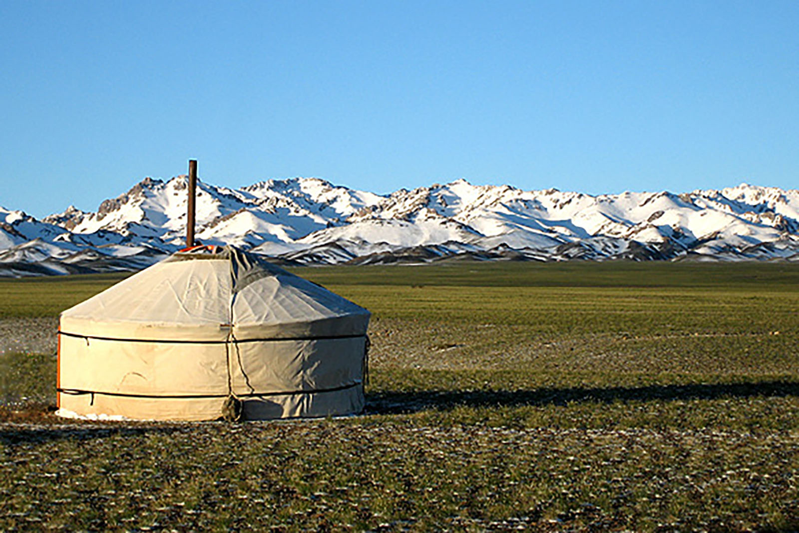 Yurt with the en:Gurvansaikhan Mountains behind, part of en:Gobi Gurvansaikhan National Park