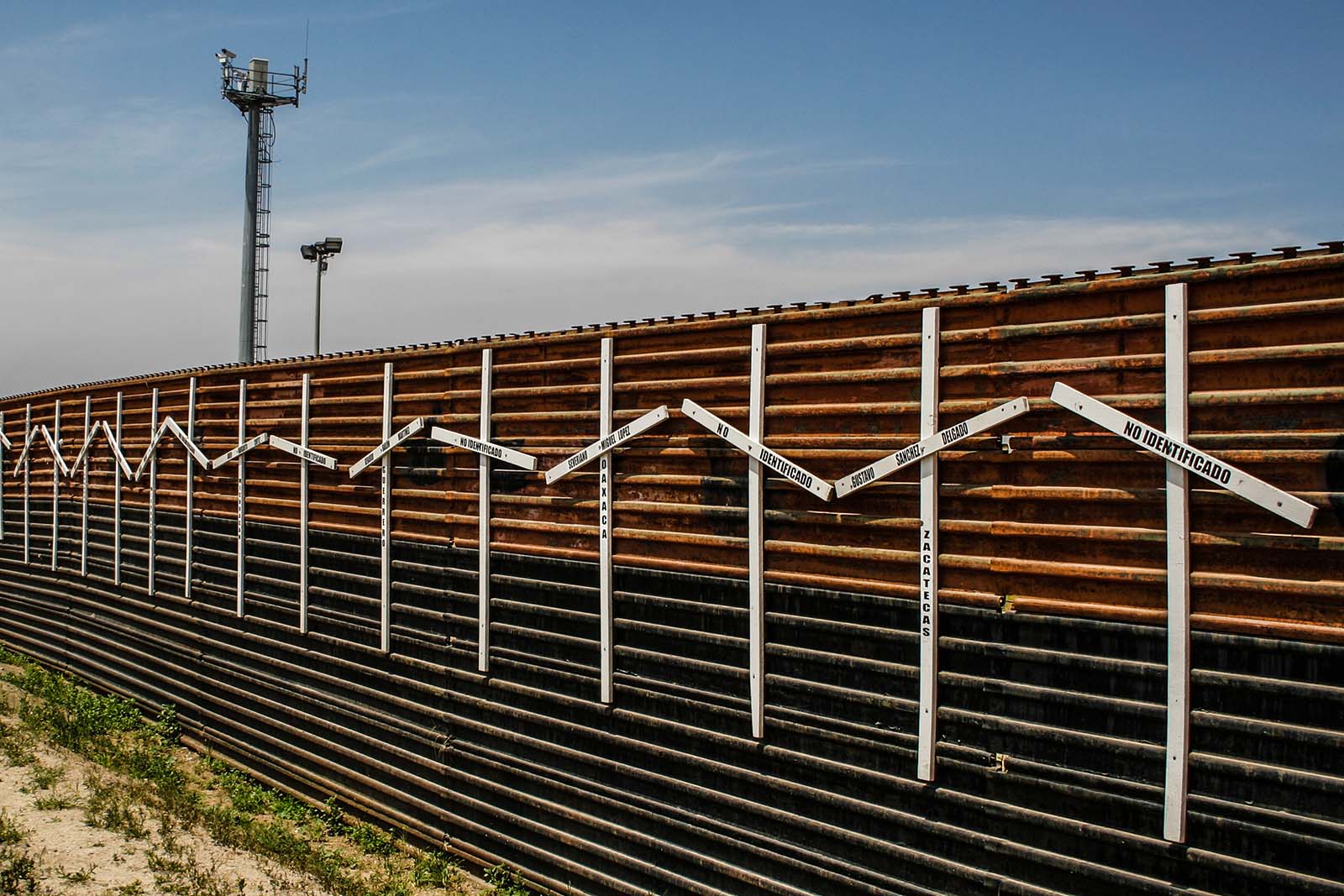 Plus de détails Mexico–United States barrier at the border of Tijuana, Mexico and San Diego, USA. The crosses represent migrants who died in the crossing attempt. Some identified, some not. Surveillance tower in the background.